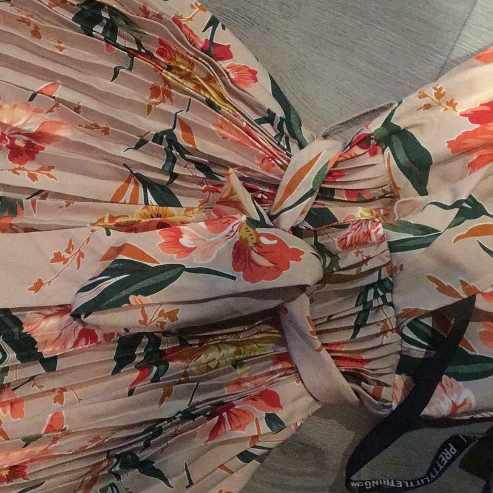 Prettylittlething dress - Picture 4 of 6